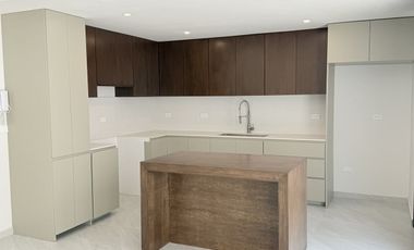 Casa en venta con 3 habitaciones, cada una con baño propio y diseño minimalista