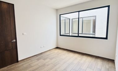 Casa en venta con 3 habitaciones, cada una con baño propio y diseño minimalista