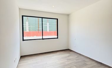 Casa en venta con 3 habitaciones, cada una con baño propio y diseño minimalista
