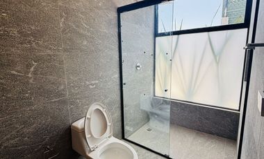 Casa en venta con 3 habitaciones, cada una con baño propio y diseño minimalista