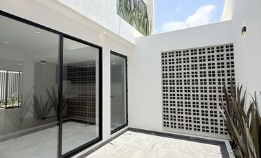 Casa en venta con 3 habitaciones, cada una con baño propio y diseño minimalista