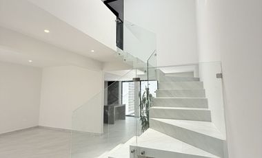 Casa en venta con 3 habitaciones, cada una con baño propio y diseño minimalista