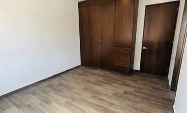 Casa en venta con 3 habitaciones, cada una con baño propio y diseño minimalista