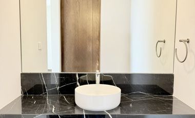 Casa en venta con 3 habitaciones, cada una con baño propio y diseño minimalista