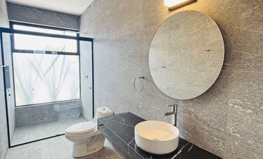 Casa en venta con 3 habitaciones, cada una con baño propio y diseño minimalista