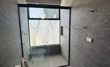 Casa en venta con 3 habitaciones, cada una con baño propio y diseño minimalista