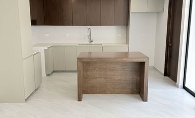 Casa en venta con 3 habitaciones, cada una con baño propio y diseño minimalista