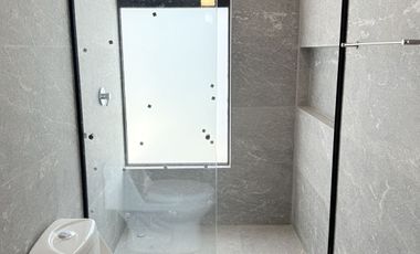 Casa en venta con 3 habitaciones, cada una con baño propio y diseño minimalista