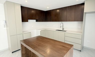 Casa en venta con 3 habitaciones, cada una con baño propio y diseño minimalista