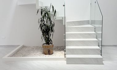 Casa en venta con 3 habitaciones, cada una con baño propio y diseño minimalista