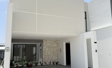 Casa en venta con 3 habitaciones, cada una con baño propio y diseño minimalista