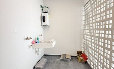 Casa en venta con 3 habitaciones, cada una con baño propio y diseño minimalista