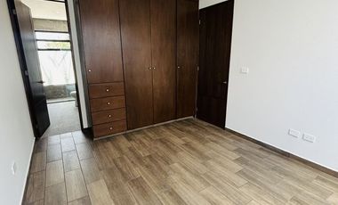 Casa en venta con 3 habitaciones, cada una con baño propio y diseño minimalista