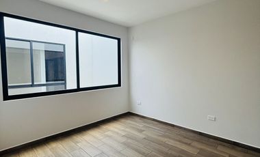 Casa en venta con 3 habitaciones, cada una con baño propio y diseño minimalista
