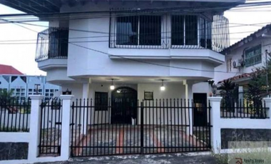 CASA EN HATO PINTADO DE 3 NIVELES  435M2 REMODELADA