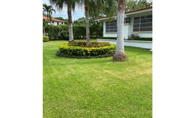 SEA CONFIABLE VENDE CASA CON PISCINA EN CORONADO