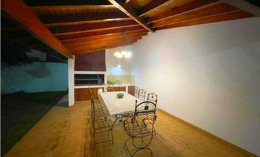 Alquiler casa 6 Amb con pileta paso del rey centro