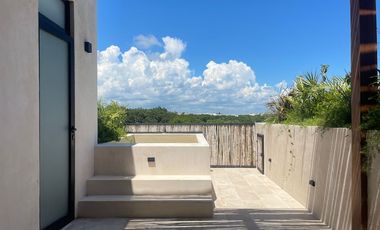 AMPLIO DEPARTAMENTO CON ALBERCA PRIVADA, EN ZONA PRIVILEGIADA EN TULUM, A POCOS MINUTOS DE LA PLAYA.