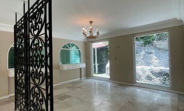 Jardines del Pedregal: Casa con Alberca, amplio jardín y Gimnasio