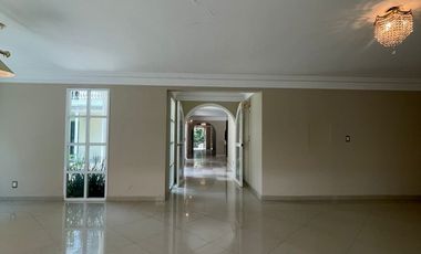 Jardines del Pedregal: Casa con Alberca, amplio jardín y Gimnasio