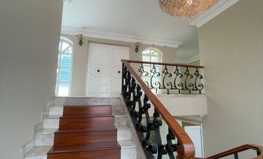 Jardines del Pedregal: Casa con Alberca, amplio jardín y Gimnasio