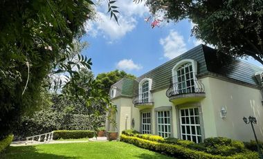 Jardines del Pedregal: Casa con Alberca, amplio jardín y Gimnasio