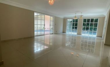 Jardines del Pedregal: Casa con Alberca, amplio jardín y Gimnasio