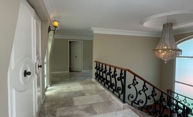Jardines del Pedregal: Casa con Alberca, amplio jardín y Gimnasio