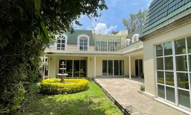 Jardines del Pedregal: Casa con Alberca, amplio jardín y Gimnasio