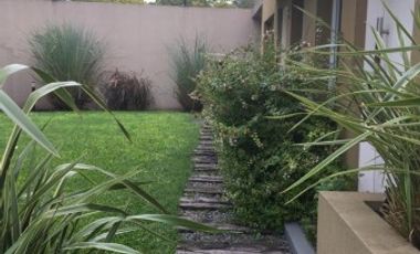 Triplex de categoria en condominio