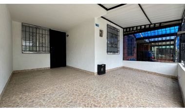 Casa de dos pisos en venta - Barrio Paraíso de La Italia Palmira Valle