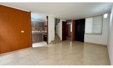 Casa de dos pisos en venta - Barrio Paraíso de La Italia Palmira Valle