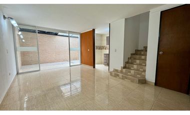 Casa de dos pisos en venta - Barrio Paraíso de La Italia Palmira Valle