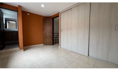 Casa de dos pisos en venta - Barrio Paraíso de La Italia Palmira Valle