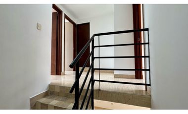 Casa de dos pisos en venta - Barrio Paraíso de La Italia Palmira Valle