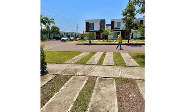 Alquilo casa en urbanizacion Piamonte vía Salitre