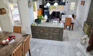 Se Alquila, Casa de 4 dormitorios, Barrio Los Cerezos I, Plottier