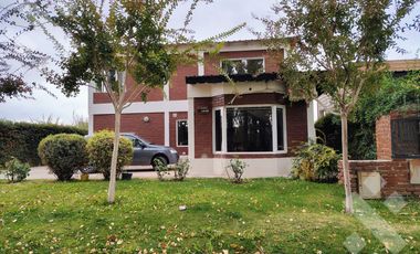 Se Alquila, Casa de 4 dormitorios, Barrio Los Cerezos I, Plottier