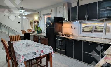 Se Alquila, Casa de 4 dormitorios, Barrio Los Cerezos I, Plottier