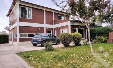 Se Alquila, Casa de 4 dormitorios, Barrio Los Cerezos I, Plottier