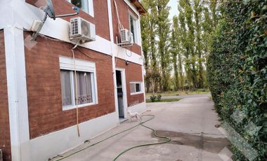 Se Alquila, Casa de 4 dormitorios, Barrio Los Cerezos I, Plottier