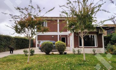 Se Alquila, Casa de 4 dormitorios, Barrio Los Cerezos I, Plottier