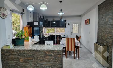 Se Alquila, Casa de 4 dormitorios, Barrio Los Cerezos I, Plottier