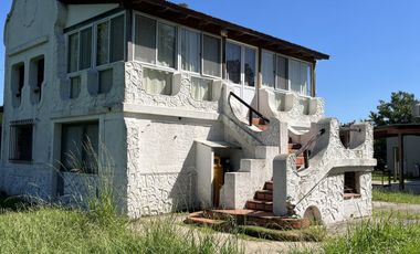 Casa  de campo- 3 dormitorios - Living- Cocina comedor- dependencias! imperdible! Sobre lote de 2500m2- Financiada!!