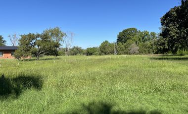 Casa  de campo- 3 dormitorios - Living- Cocina comedor- dependencias! imperdible! Sobre lote de 2500m2- Financiada!!