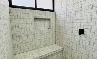 Casa en venta con acabados residenciales, habitación en planta baja y jardín