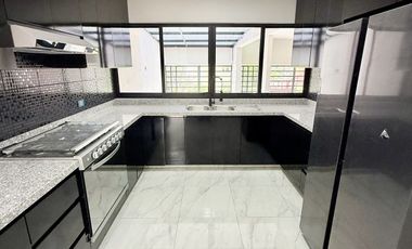Casa en venta con acabados residenciales, habitación en planta baja y jardín