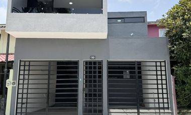 Casa en venta con acabados residenciales, habitación en planta baja y jardín