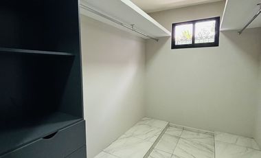 Casa en venta con acabados residenciales, habitación en planta baja y jardín