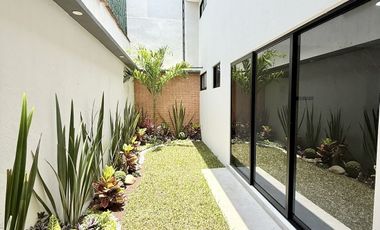 Casa en venta con acabados residenciales, habitación en planta baja y jardín